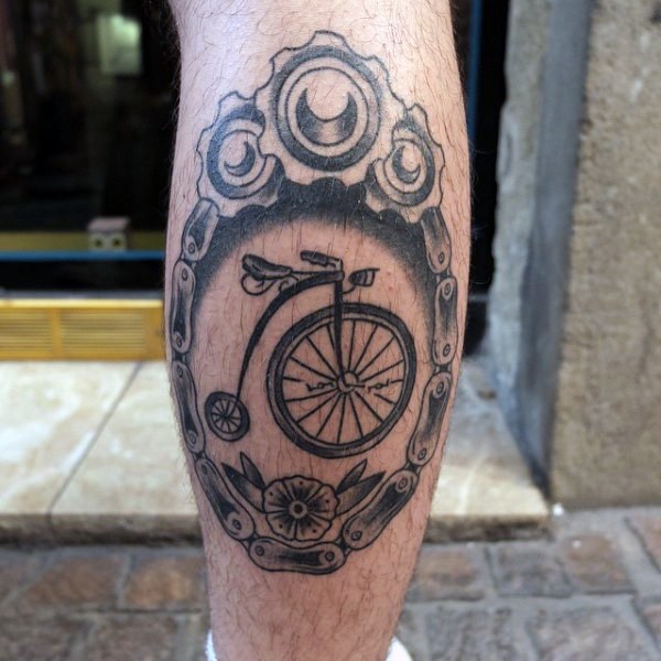 piccolo vecchia scuola inchiostro nero bicicletta in cornice tatuaggio su stinco