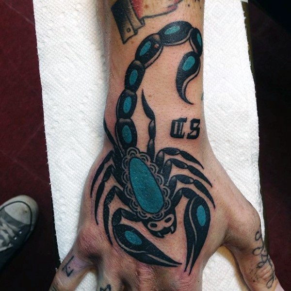 Tatuaje en la mano, 
escorpión bonito azul negro, estilo  old school