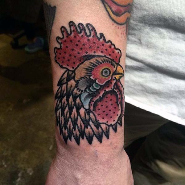 piccola vecchia scuola colorato testa di gallo tatuaggio su braccio