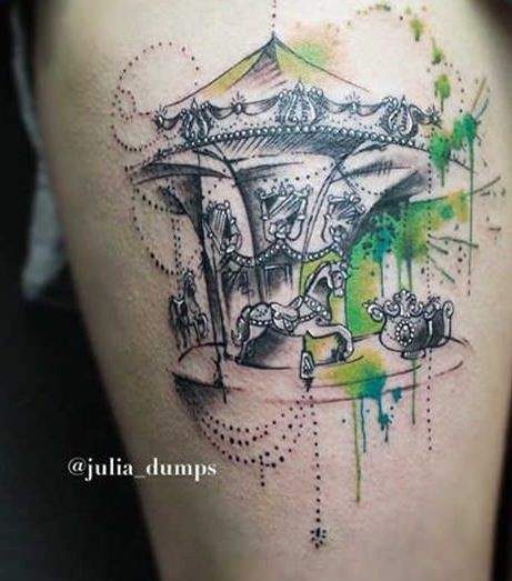 Tatuaje en el muslo,  carrusel no pintado con manchas de pintura