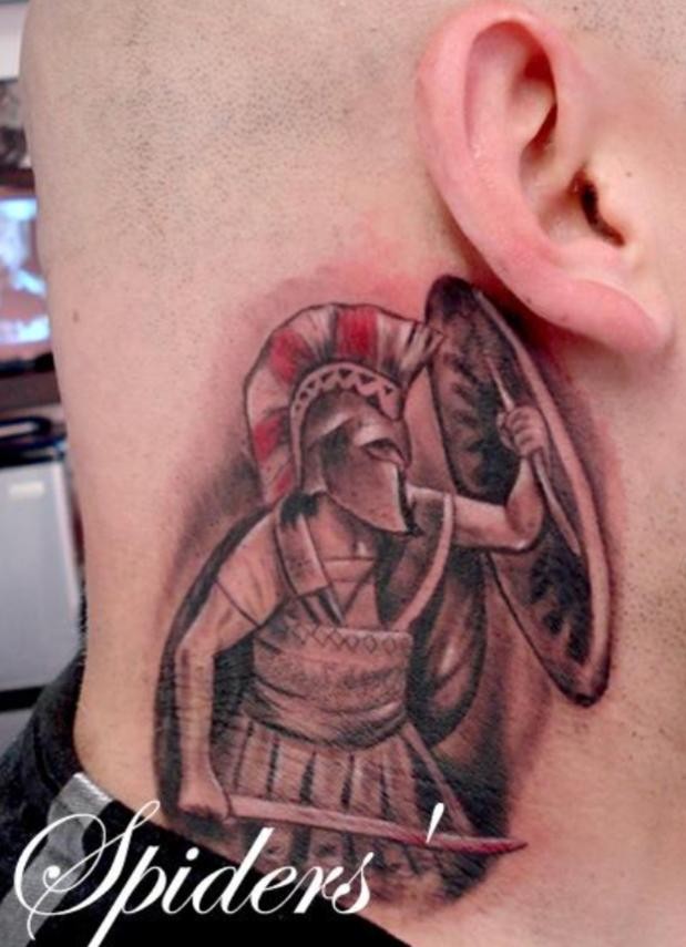Tatuaje detrás de la oreja, guerrero sencillo con escudo y espada en sangre