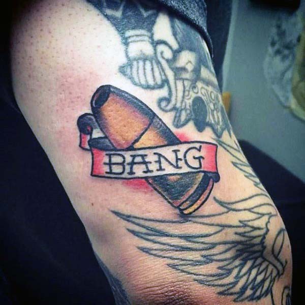 Tatuaje en el brazo, bala con escrito bang, estilo  old school