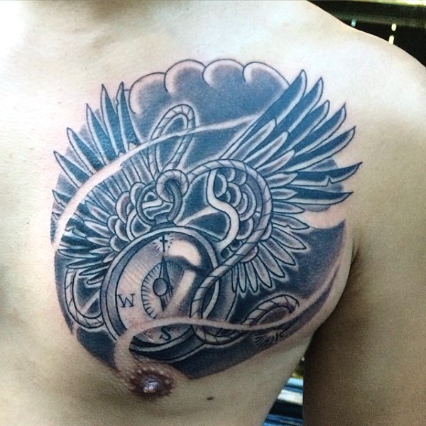 Tatuaje en el pecho, compás con alas y cuerda