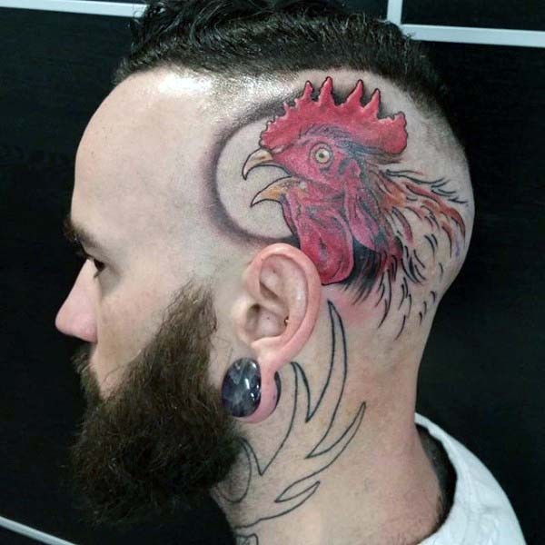 piccolo realistico colorato gallo tatuaggio su testa