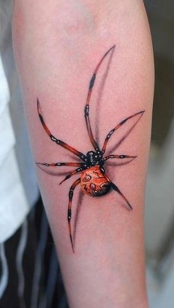 Kleine rote Spinne Tätowierung am Arm