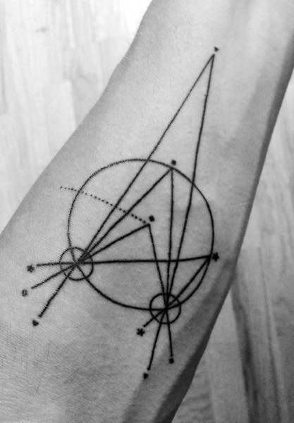 piccolo scientifico stile inchiostro nero tatuaggio su braccio