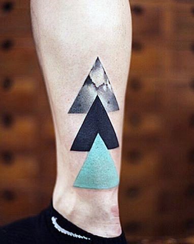 Tatuaje en la pierna, tres triangulos simples de varios colores