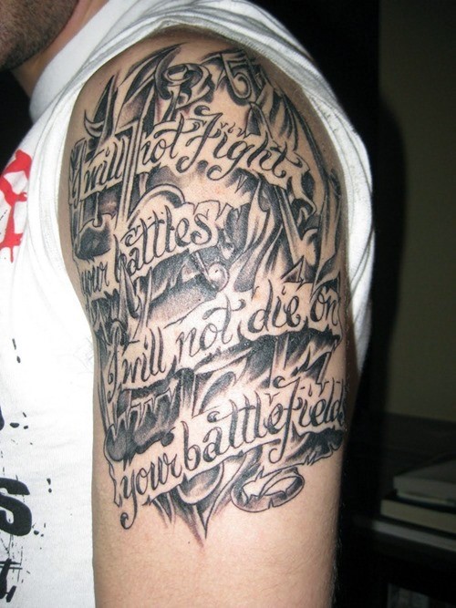 Tatuaje en el brazo,
inscripción interesante de letra grande, colores negro blanco