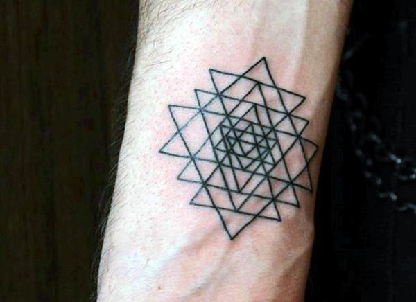 Tatuaje en el antebrazo, figura geométrica interesante de líneas finas negras