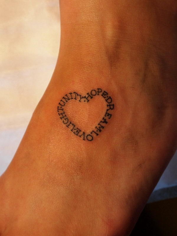 Tatuaje en el pie,
inscripción en forma de corazón