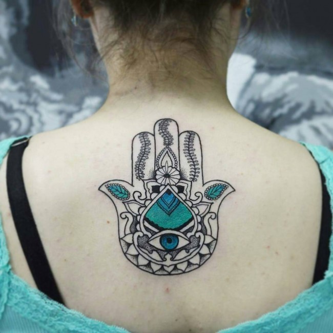 Kleines einfach aussehendes farbiges Hamsa Hand Tattoo am oberen Rücken