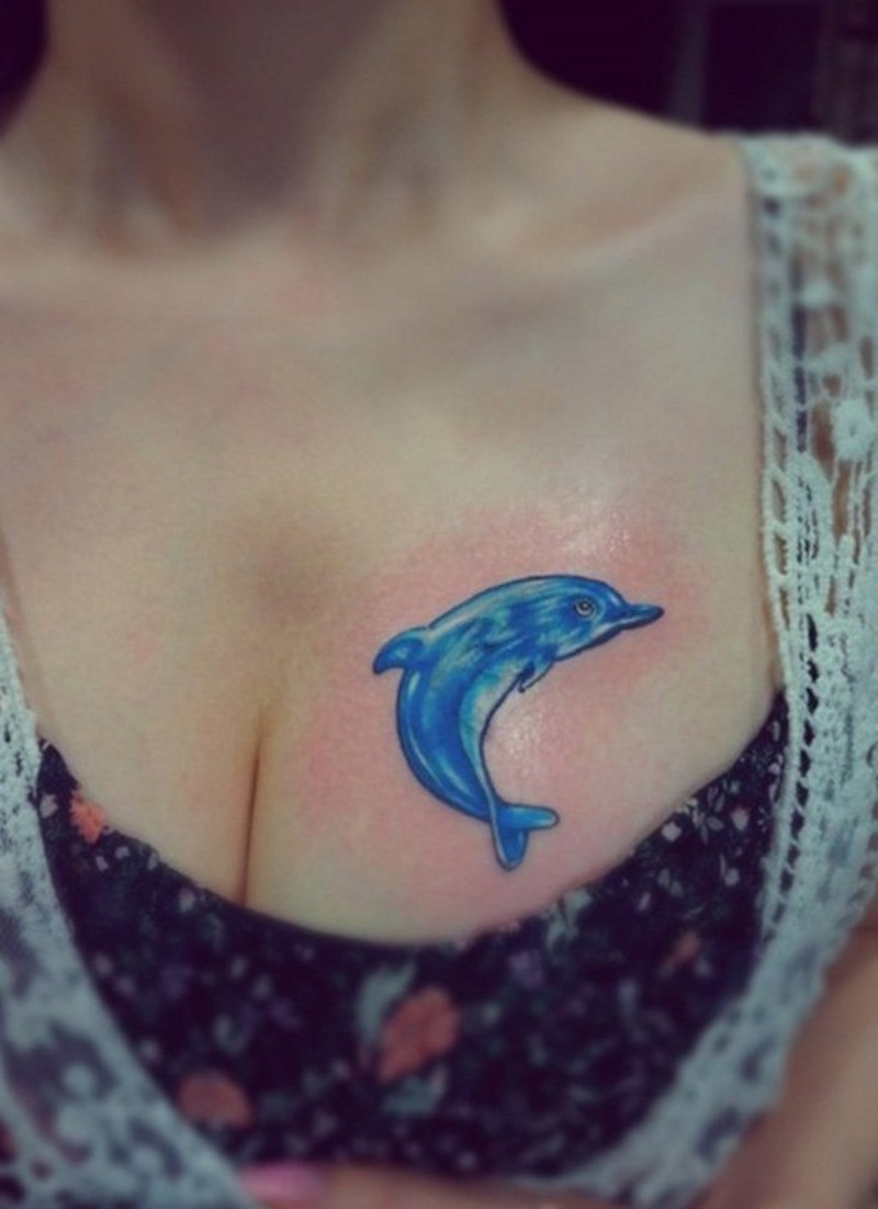 piccolo semplice dipinto delfino blu  tatuaggio su petto