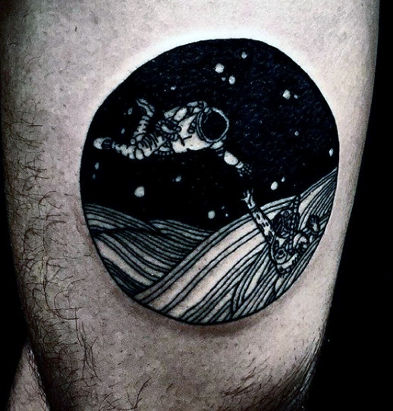 Tatuaje en el muslo,  dos astronautas en cosmos oscuro