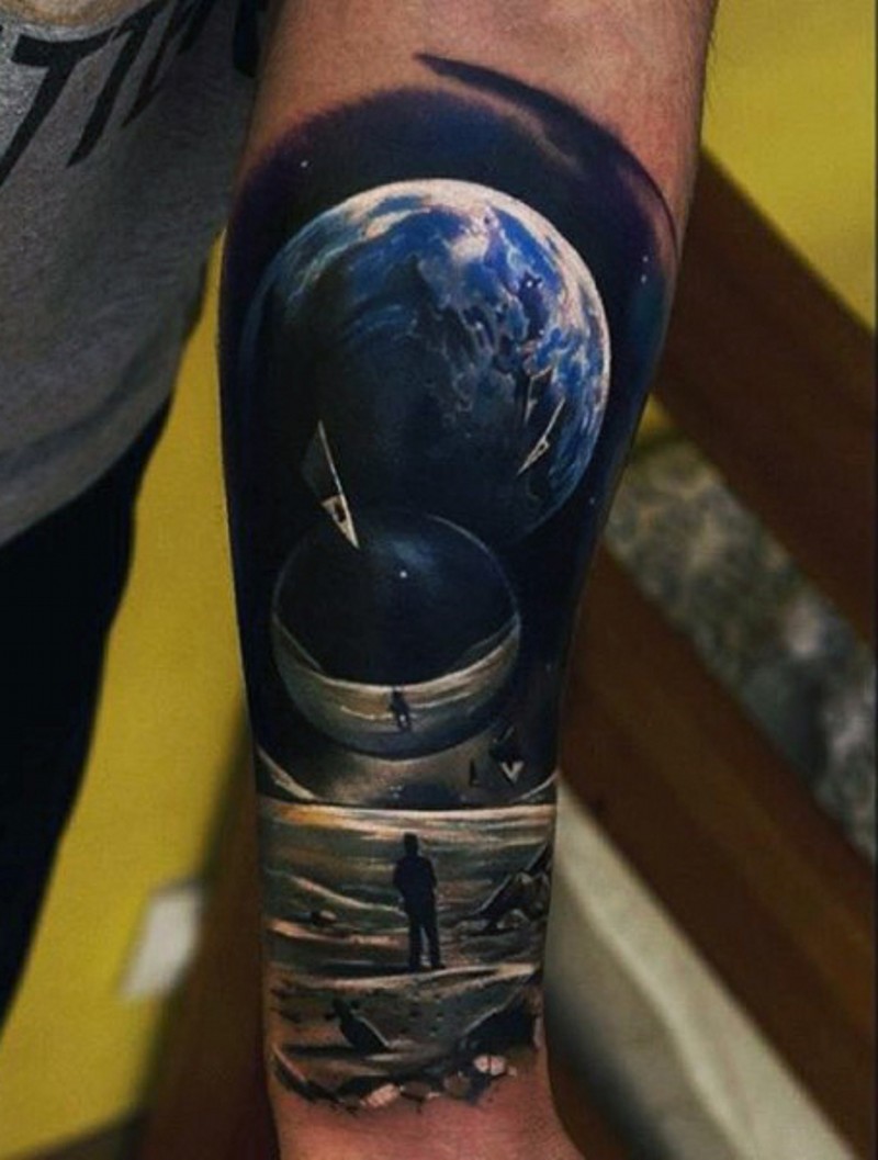Tatuaje en el antebrazo, hombre en Marte y dos planetas grandes