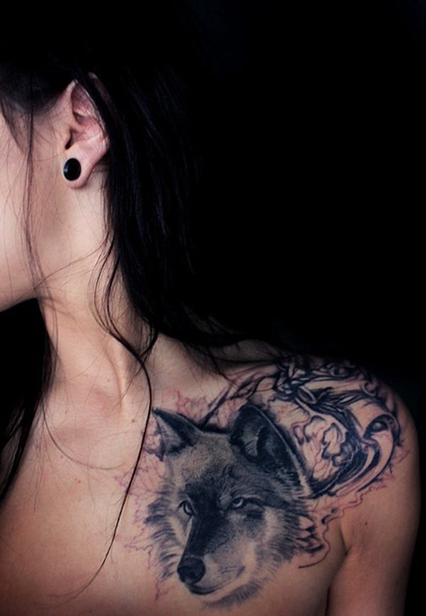 Kleines unfertiges schwarzes  Brust Tattoo mit Wolf