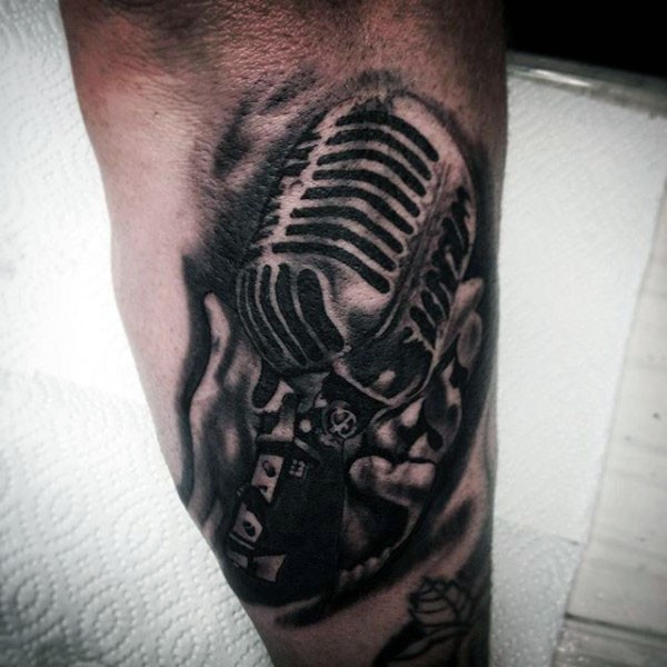 Tatuaje en el brazo,
micrófono increíble realista en la mano