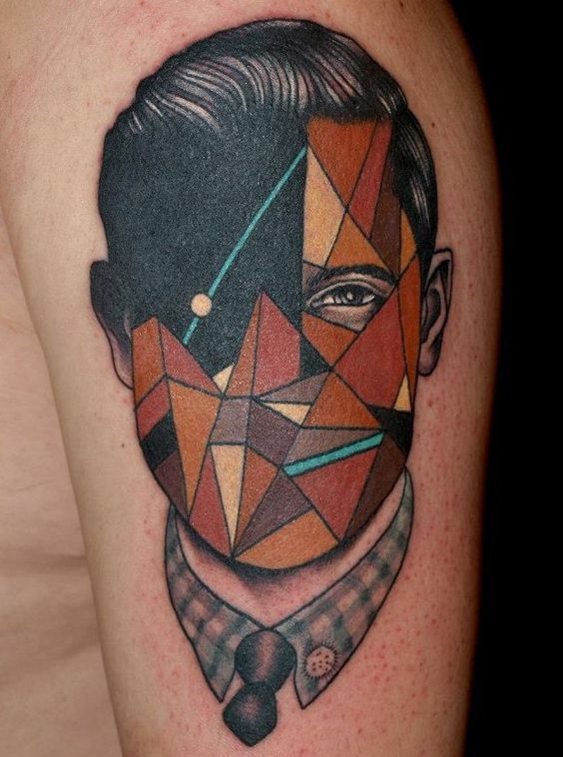 Tatuaje en el brazo, formas geométricas en lugar de cara, estilo vintage