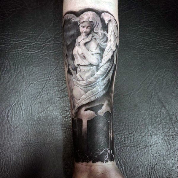 Kleine weiße Engel-Statue Tattoo am Arm
