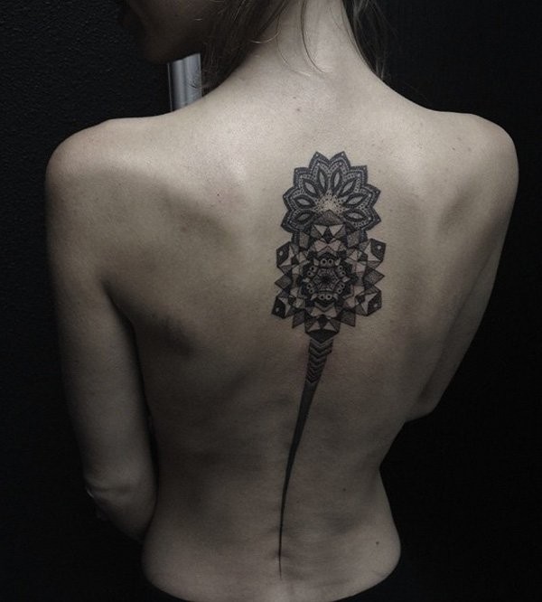 Tatuaje para la columna vertebral, 
flores únicas con raya fina, tinta negra