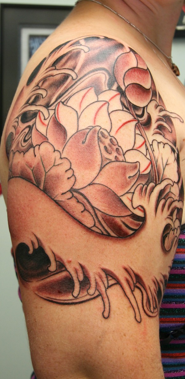 loto tatuaggio sulla spalla di uomo