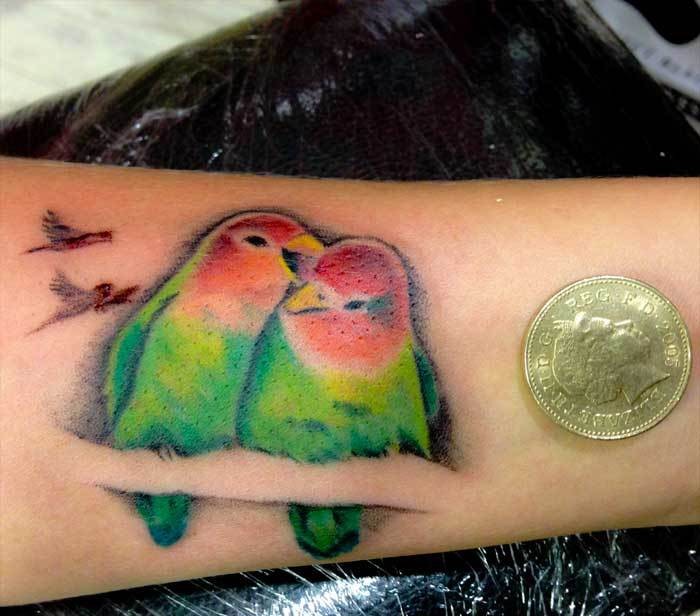 Liebesvögel Tattoo-Design am Handgelenk