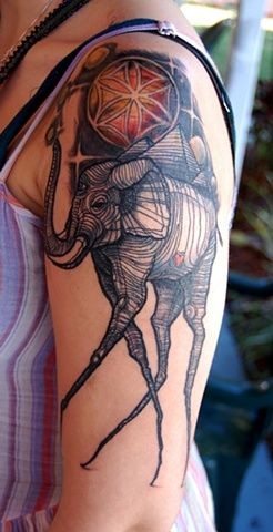 Tatuaje de elefante surrealista en el brazo