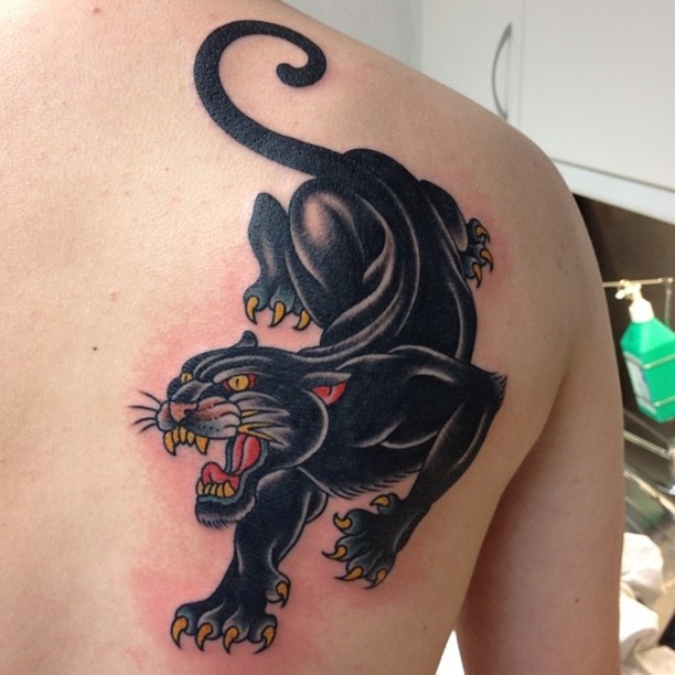 Tattoo eines schönen großen schwarzen Panther am Schulterblatt
