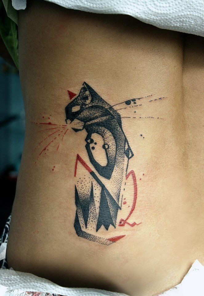 Tatuaje en las costillas,
gato fantástico estilizado