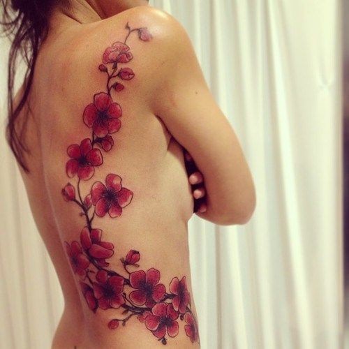 bellissimo ramo di fiori ciliegio tatuaggio sulle costolette