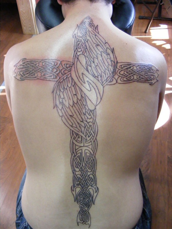 Tatuaje de cruz con patrón celta en la espalda