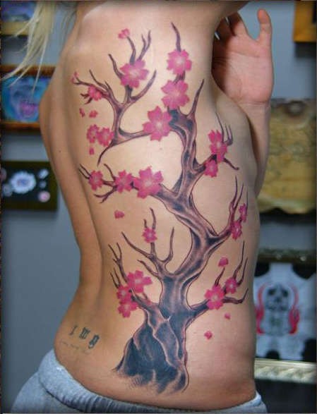 Tatuaje en las costillas,
árbol maravilloso en flor
