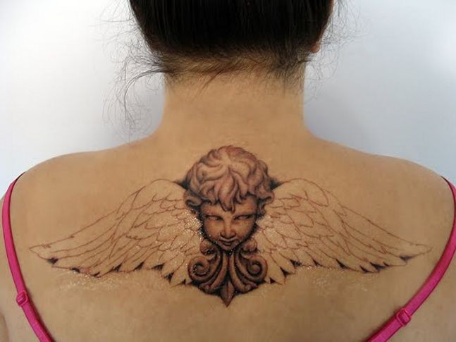 Tatuaje en la espalda,
querube con alas blancas