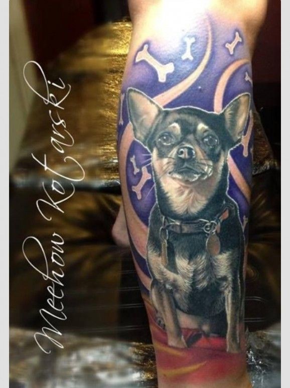 Tatuaje de chihuahua en un collar