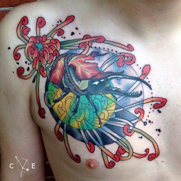 Tatuaggio colorato sul petto l&quotinsetto e il fiore by Cody Eich