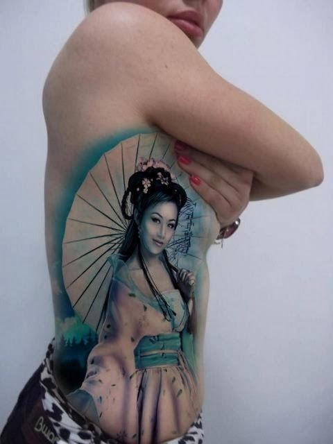 Tatuaggio grande realistico sul fianco la geisha