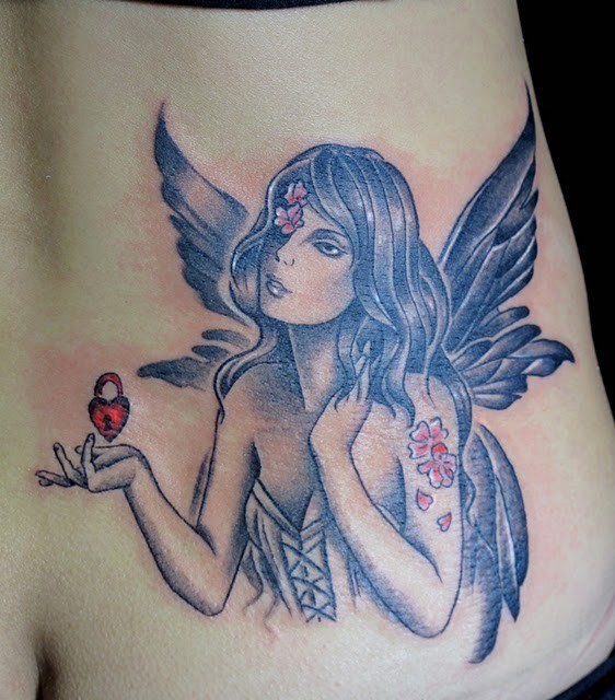 Reizende Fee mit rotem Herzen Tattoo an Rippen