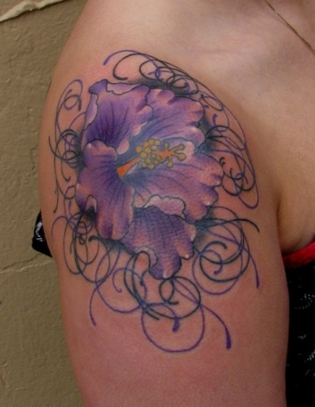 incantevole fiore viola tatuaggio sulla spalla