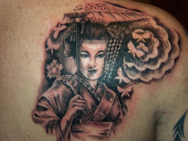 Tatuaje en el hombro, geisha, color negro