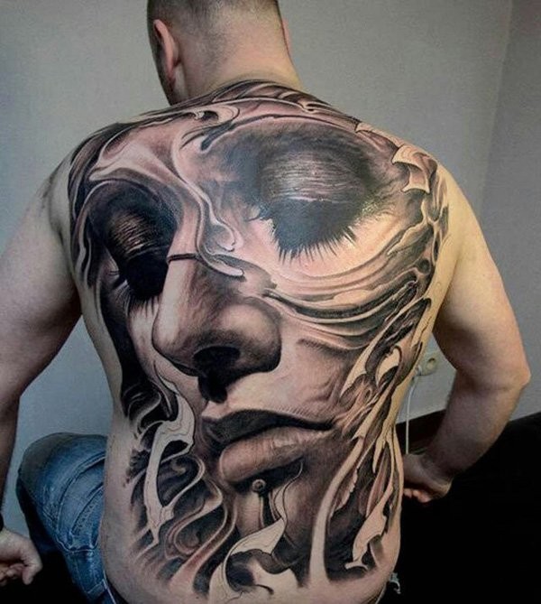 Tatuaje en la espalda, cara de una chica hermosa, diseño volumétrico