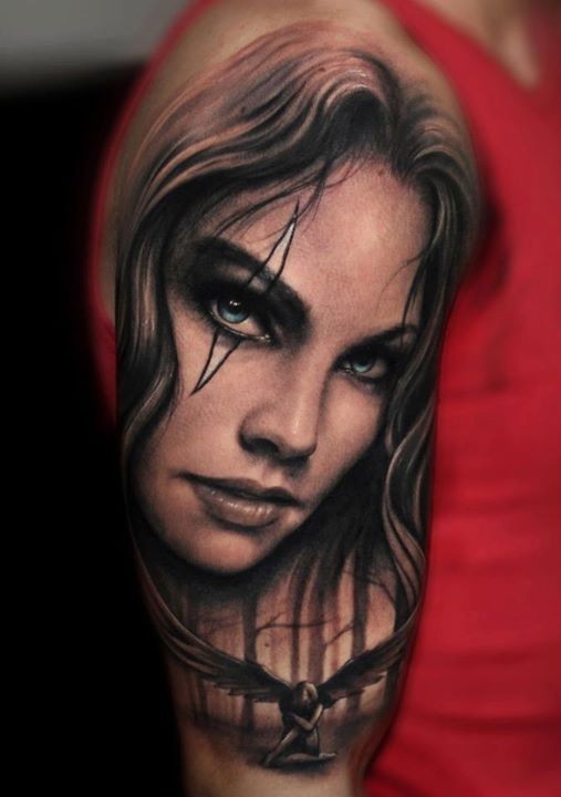 Tatuaggio realistico sul braccio il viso della ragazza