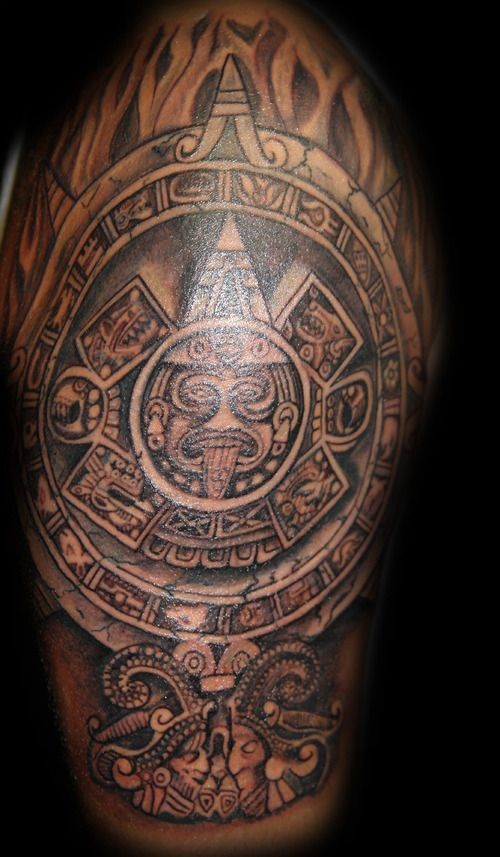 Tatuaje en el brazo, estatua azteca de piedra