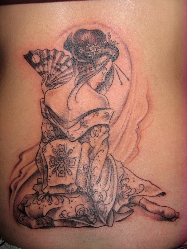 Tatuaje en la espalda, geisha elegante que se sienta