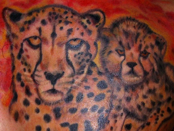 Tatuaje  de leopardo con su cachorro en el fondo rojo