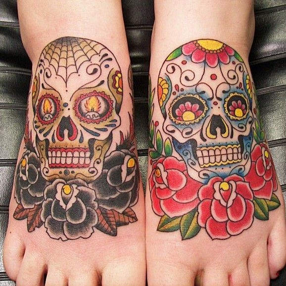 Tatuajes en los pies,  calaveras de azucar estupendas
