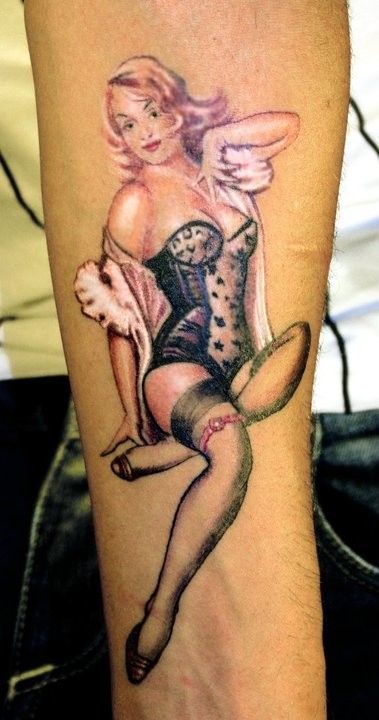 Tatuaje en la pierna,
mujer en corsé