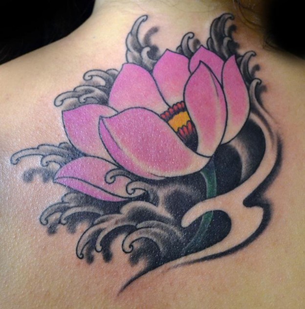 Tatuaje en la espalda, loto lindo en ondas negras