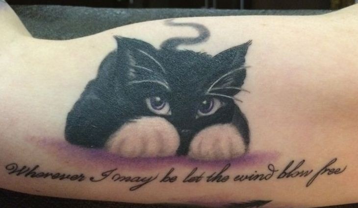 bellissimo gatto nero giocoso tatuaggio