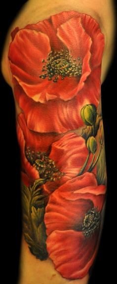 Schöne rote Mohnblumen Tattoo am Arm