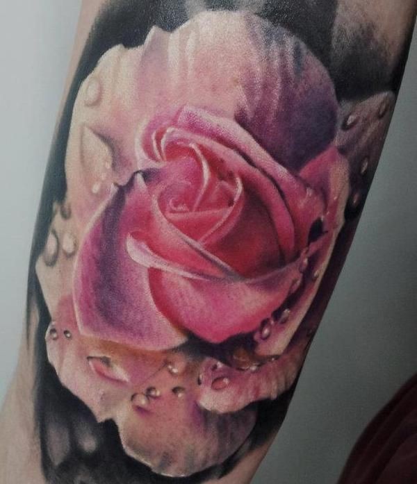 Tatuaje  de rosa con rocío