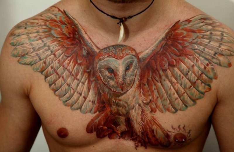 Tatuaje en el pecho,  lechuza con alas desplegadas